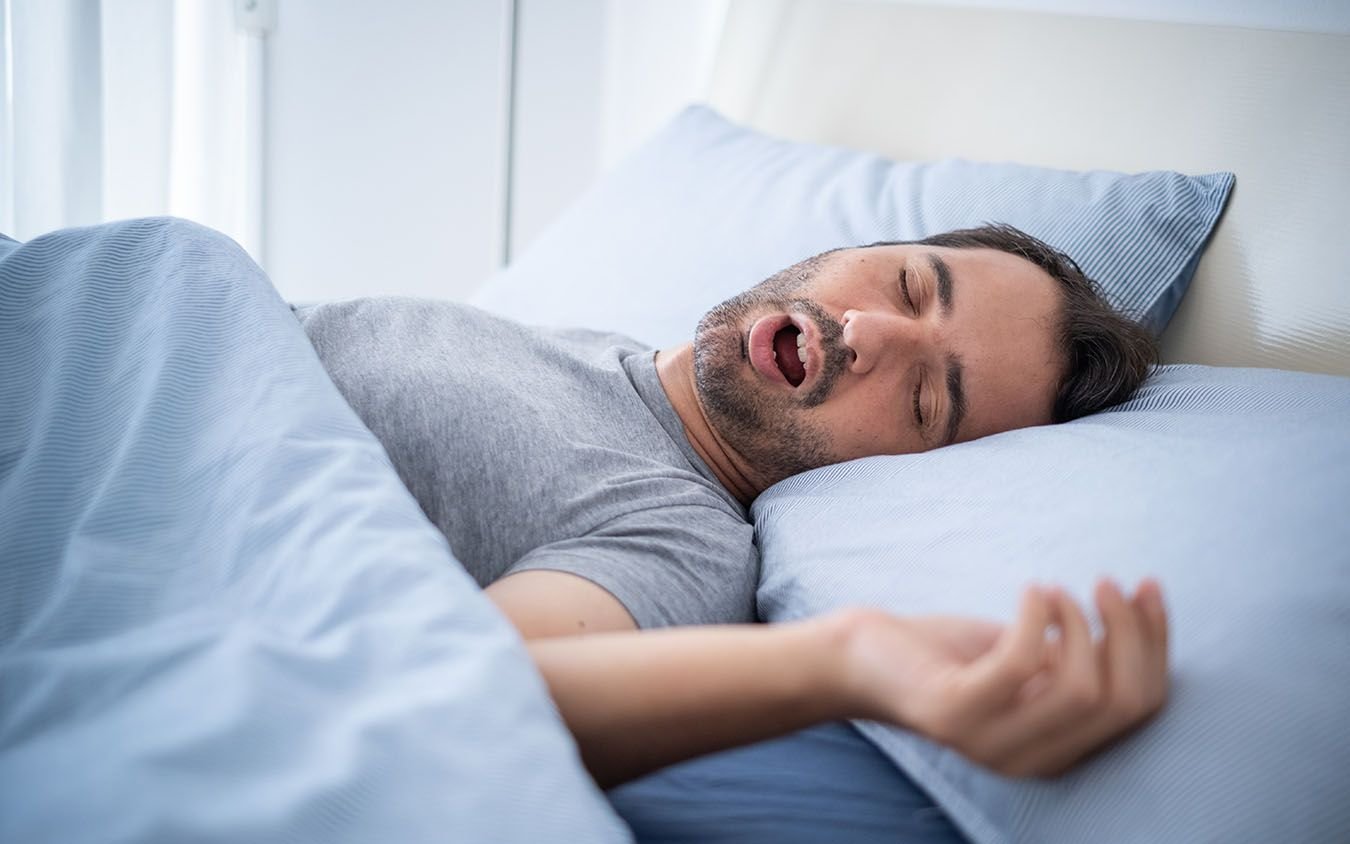 Hombre roncando