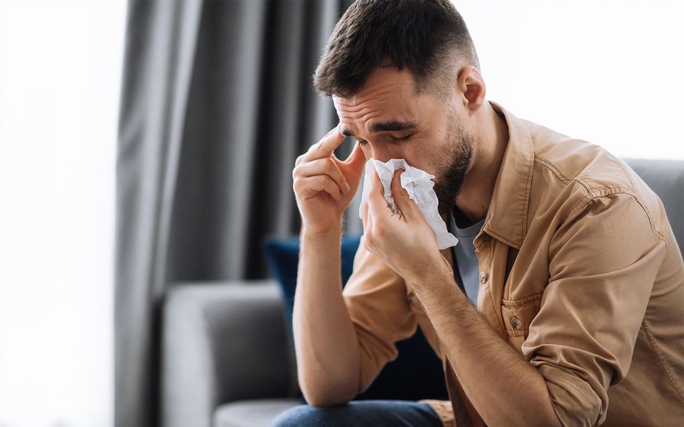 Hombre con Sinusitis